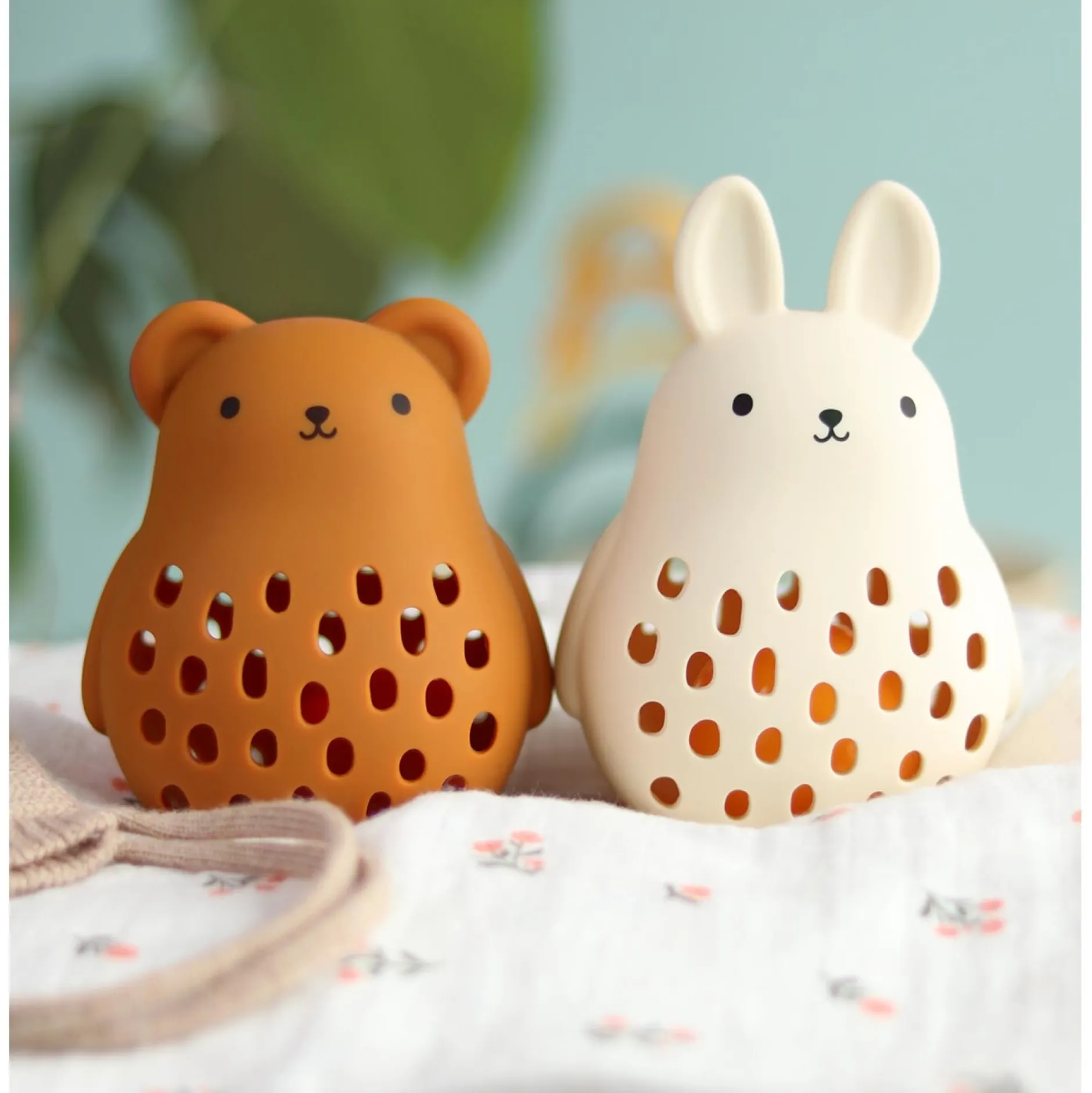Feestartikelen|Kraamcadeaus*A Little Lovely Company silicone rammelaar konijn Off-White