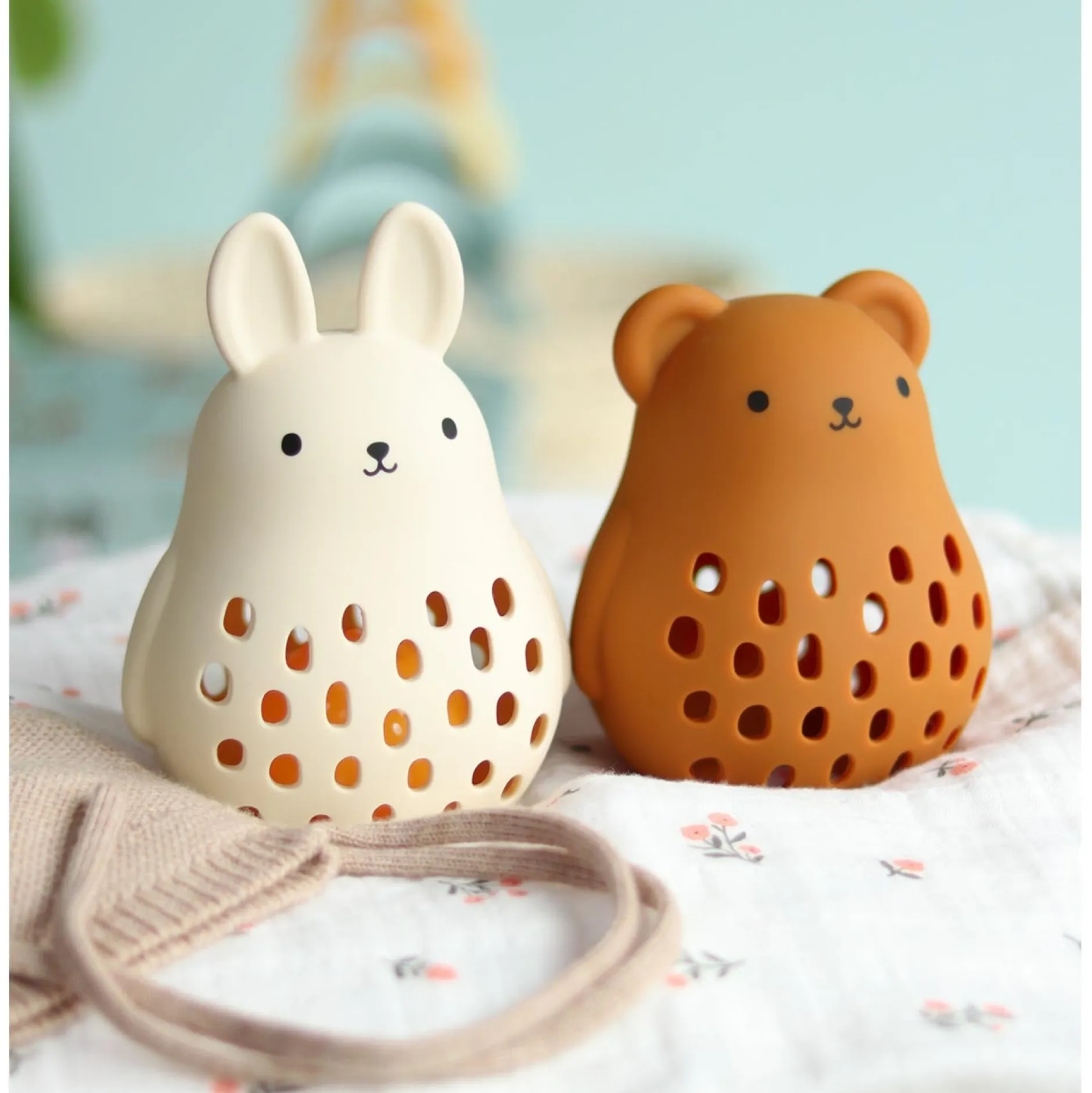 Feestartikelen|Kraamcadeaus*A Little Lovely Company silicone rammelaar konijn Off-White