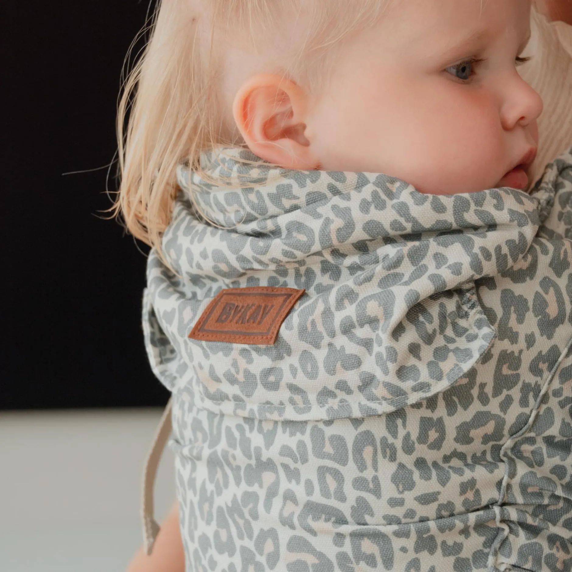 Draagzakken & Doeken*ByKay Click Carrier Deluxe Sand Leopard