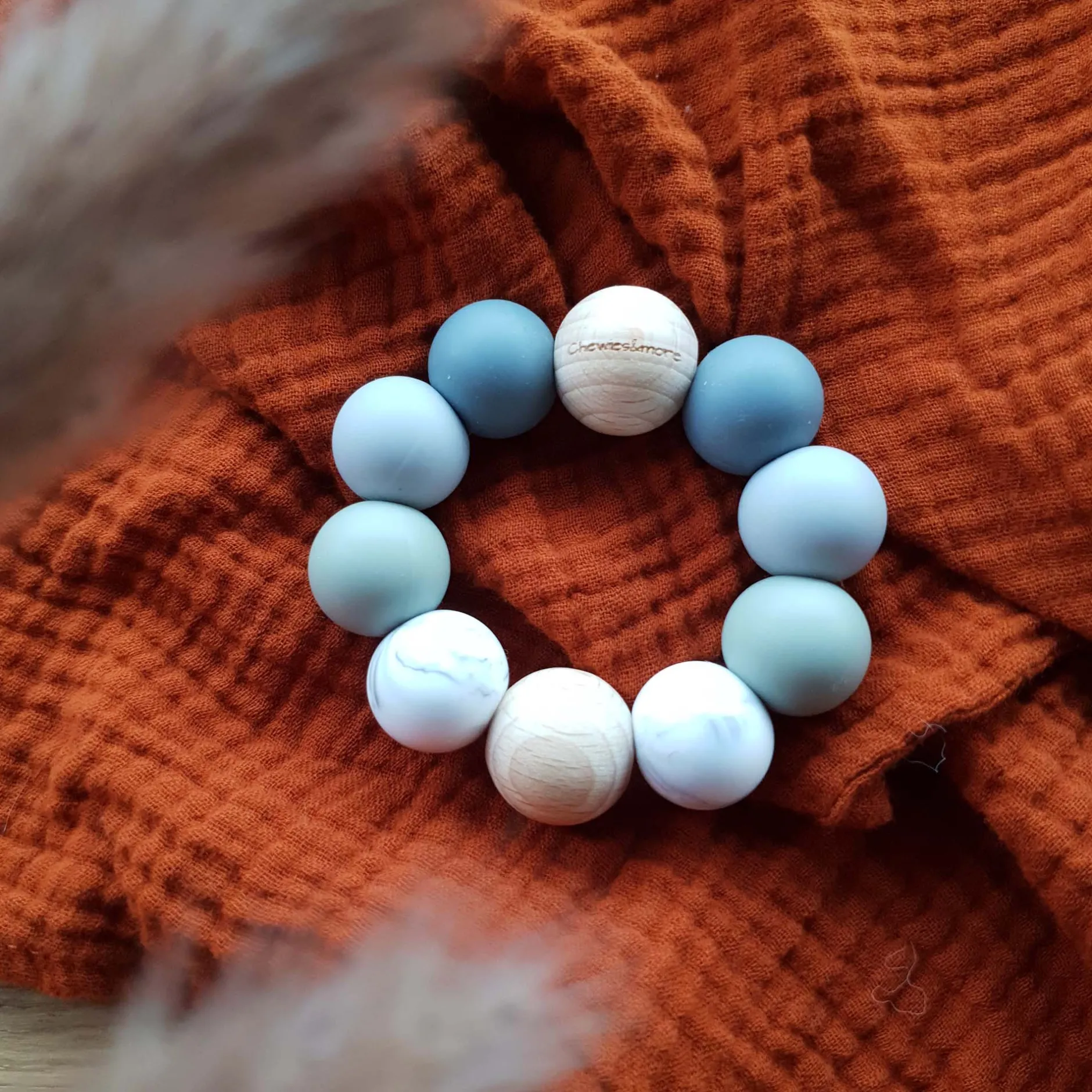 Feestartikelen|Kraamcadeaus*Chewies & more basic ombre bijtspeeltje blauw