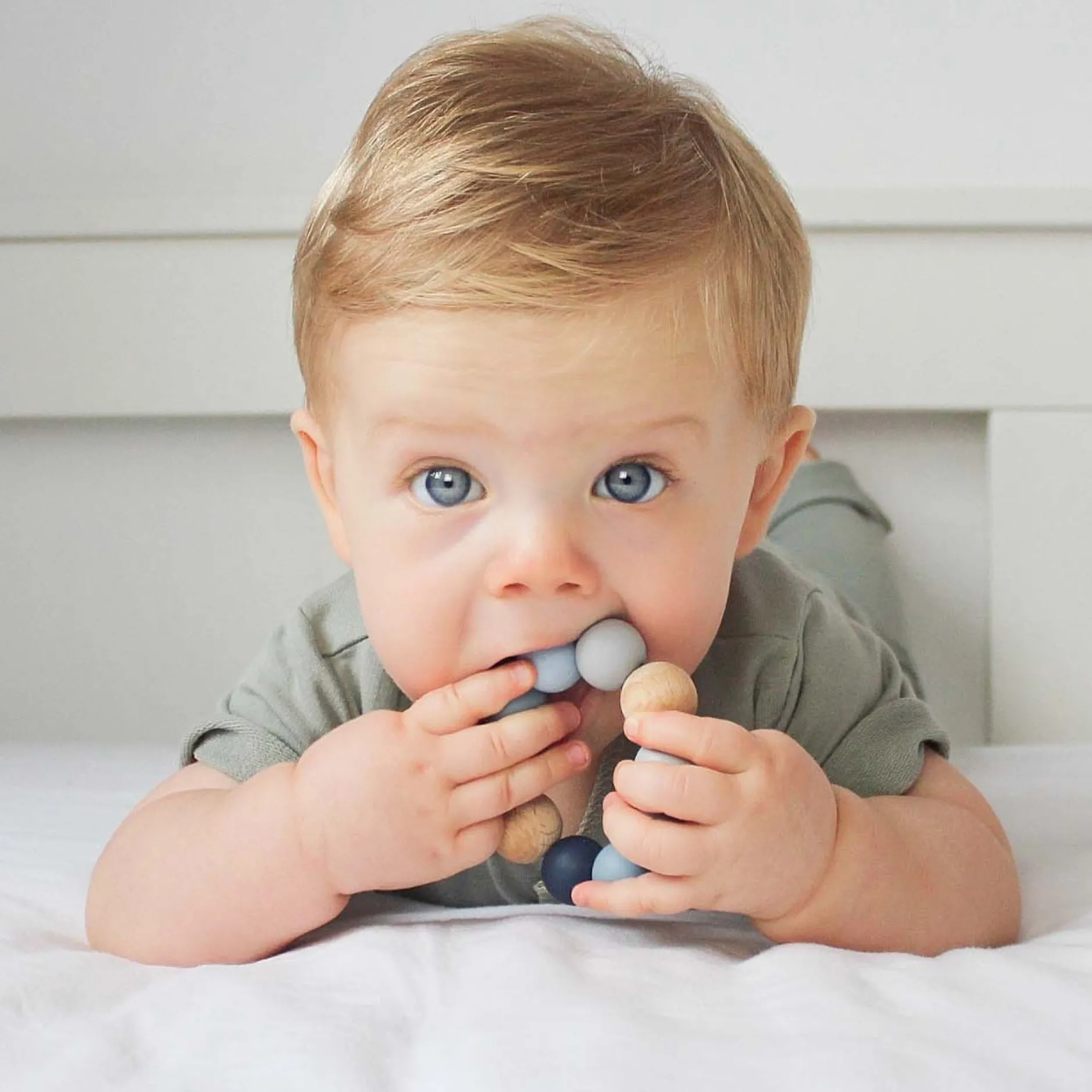 Feestartikelen|Kraamcadeaus*Chewies & more basic ombre bijtspeeltje blauw