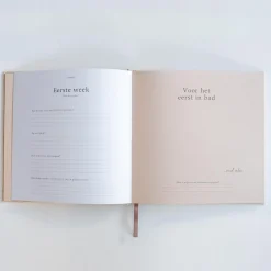 Feestartikelen|Invulboeken*Boeken Eerste jaar invulboek Beigebrown