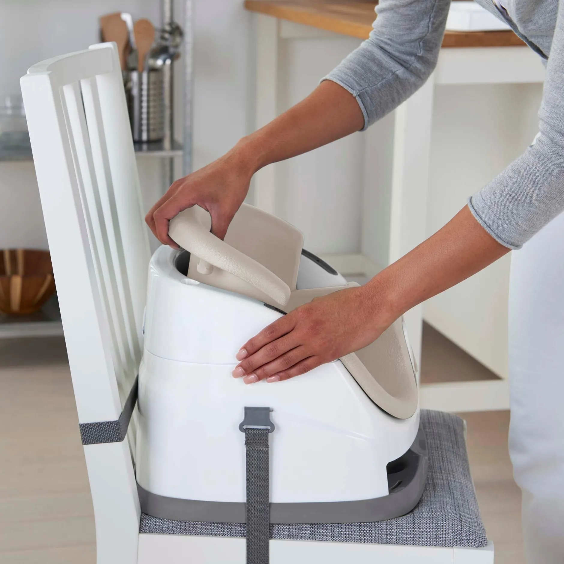 Kinderstoel Accessoires*Ingenuity babybase 2-in-1 stoelverhoger Brownie