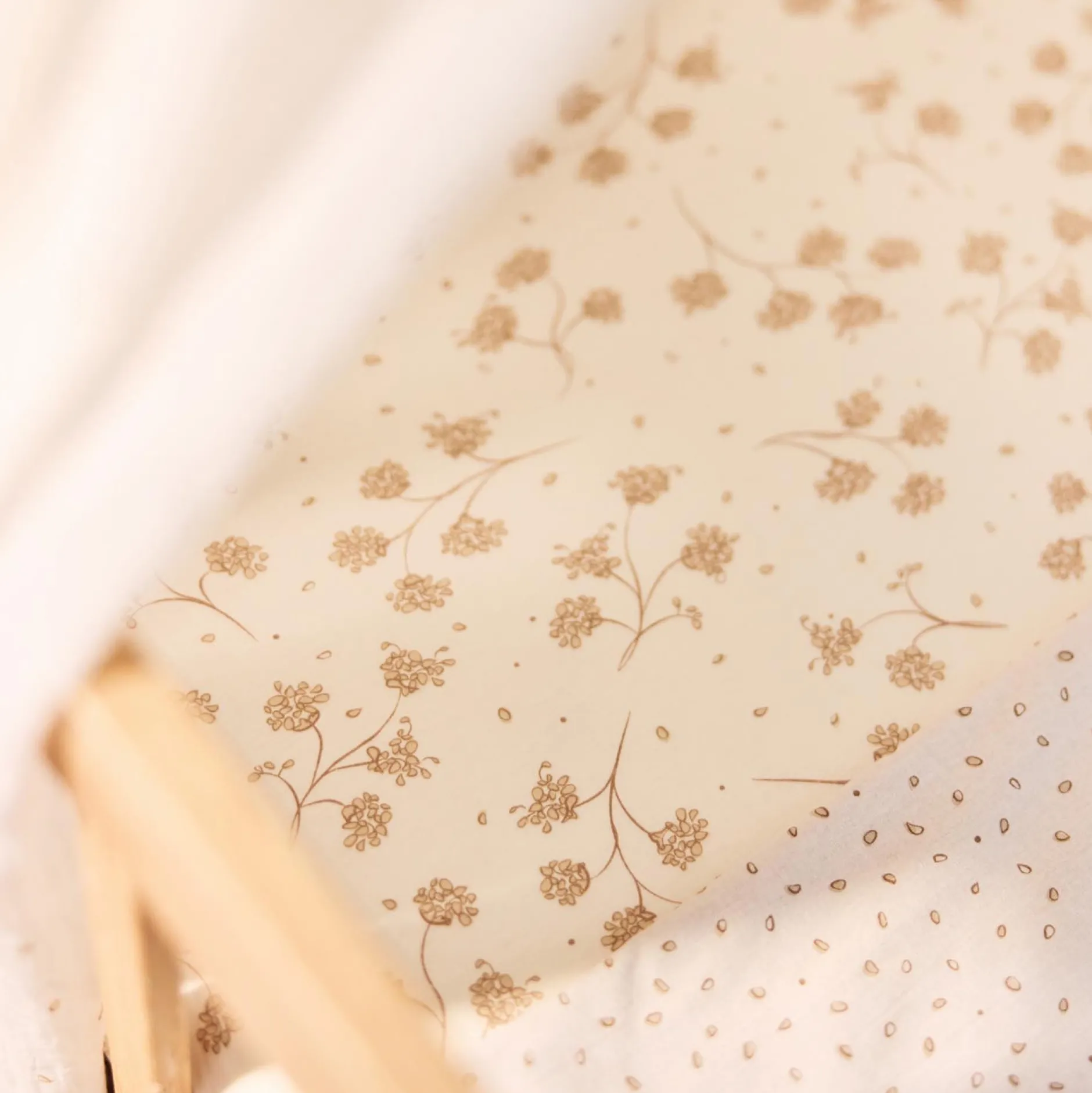 Hoeslakens|Lakens*Jollein wieghoeslaken leafy dreams wit