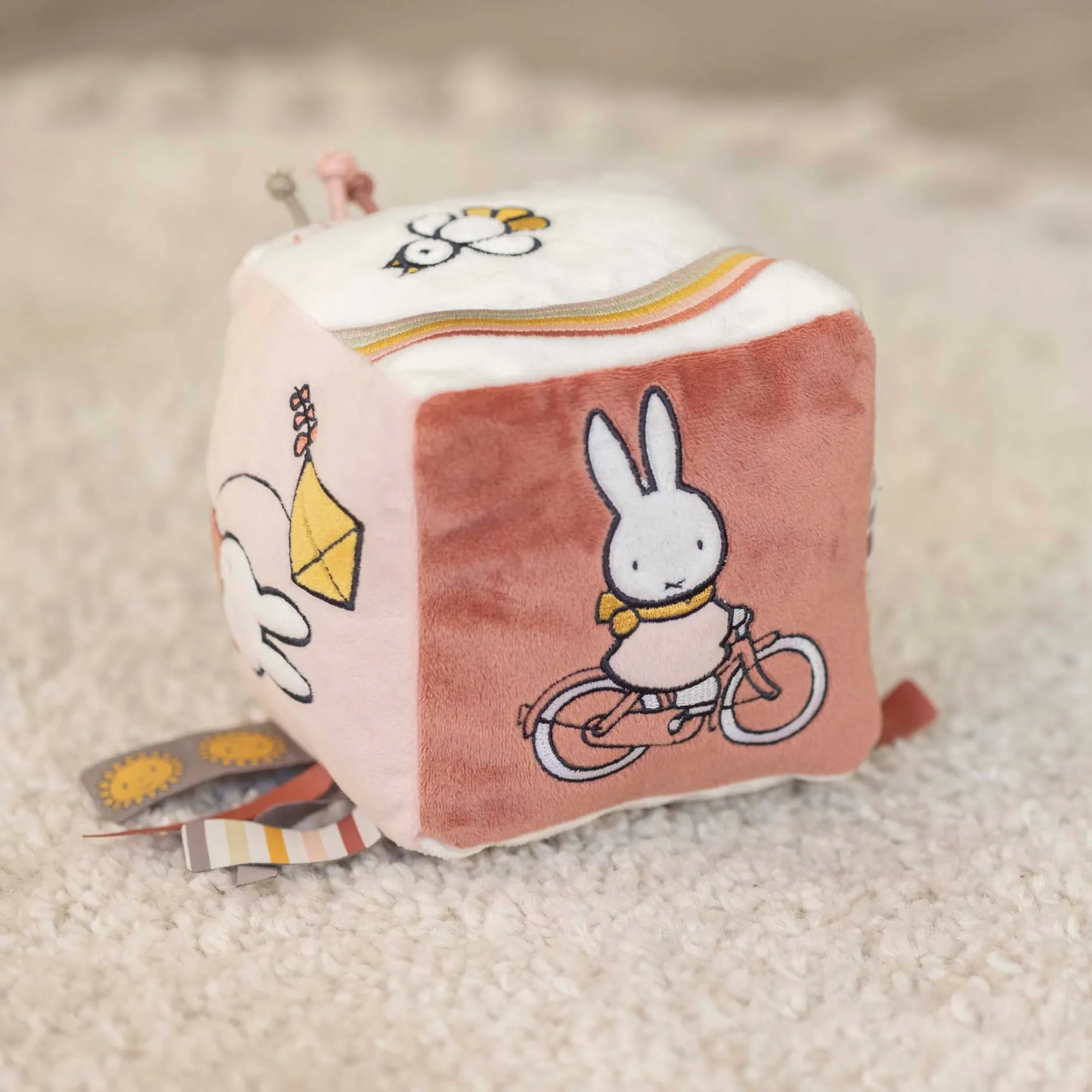 Interactief Speelgoed|Hangspeelgoed*Nijntje kubus Fluffy Pink