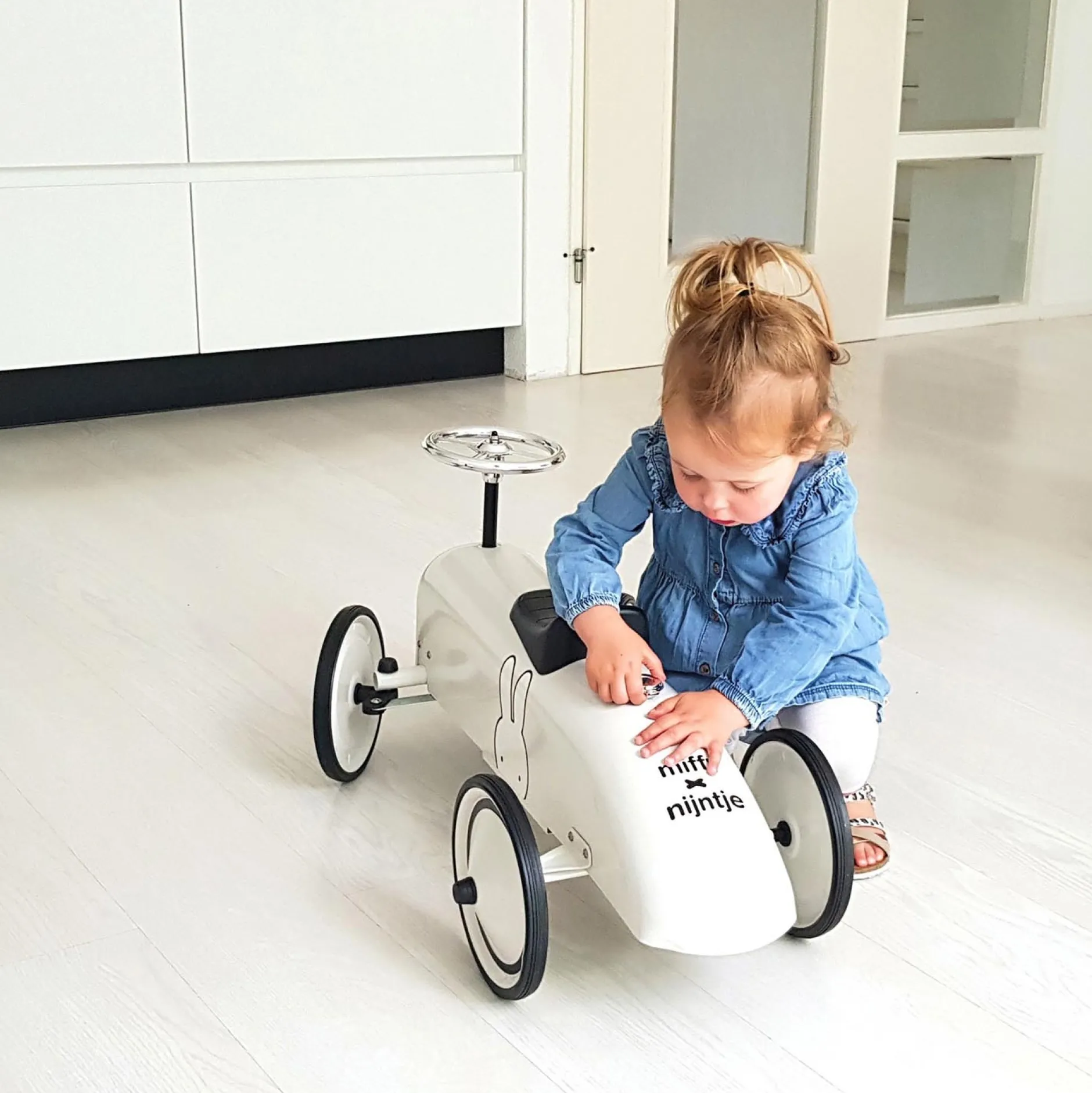 Loopfietsen & Loopwagens*Div. Merken Retro roller loopauto Nijntje White