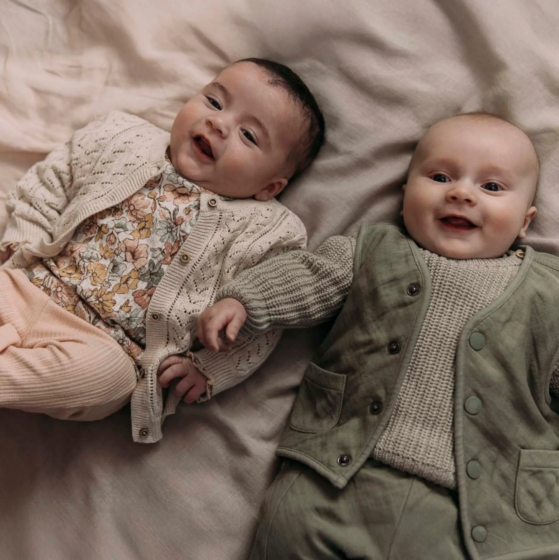 Truien & Vesten|Vesten*Sweet Petit baby gilet mouwloos effen groen Sage Green