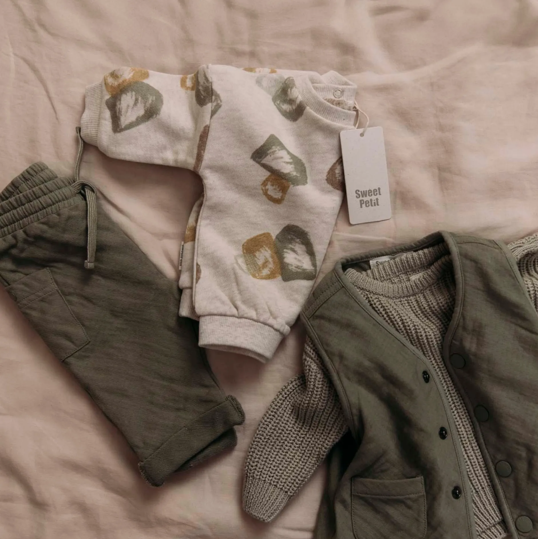 Truien & Vesten|Vesten*Sweet Petit baby gilet mouwloos effen groen Sage Green
