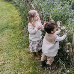 Truien & Vesten|Vesten*Sweet Petit peuter gilet Joe mouwloos effen beige Ecru